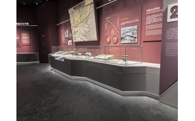 展柜中的“君子兰”博物馆桌面展柜，为大家娓娓道来